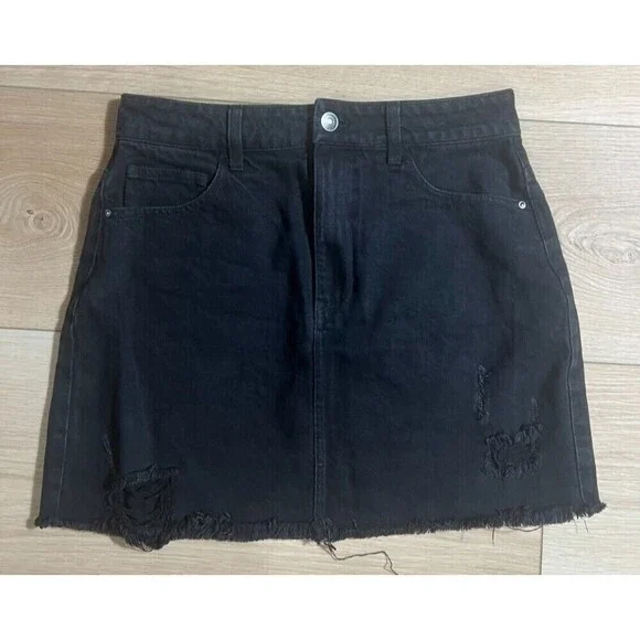 Forever 21 Womens Denim Mini Skirt Size M Black Raw Hem Distressed Pockets Chic - Picture 1 of 4